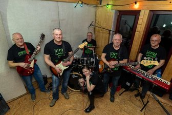 Auftritt in Auerbach: Die Jule-Rockband will es nochmal wissen - Gründungsmitglied und Bandchef Jörg Schönfelder, Gunnar Meinel, Günter Horn, Sandra Werler, Matthias Herz und Uwe Baldauf - das ist die aktuelle Besetzung der Jule-Rockband, die nach fast 30 Jahren zu ihrem Comeback einlädt.