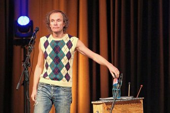 Auftritt in der Festhalle: Olaf Schubert unterhält sogar schweigend - Olaf Schubert bei seinem Auftritt in der Festhalle Annaberg-Buchholz. Mit einer Mischung aus Spontanität, Kreativität und gelernten Texten unterhielt er sein Publikum.