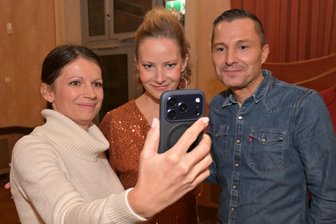 Auftritt von Teresa Weißbach im Erzgebirge: Erzgebirgskrimi-Star zeigt sich von ganz anderer Seite - Cathleen Herold und Robby Safferthal aus Werdau sind Fans von Teresa Weißbach (Mitte).