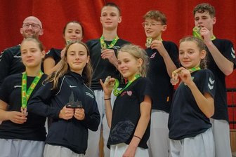 Auftritt Zwönitzer Taekwondo-Sportler in Tschechien glänzt goldfarben - Beim 28. Christmas Tournament in Pelhrimov vertraten (h. v. l.) Michael Loebert, Isabell Briem, Louis Lerch, Ben Luca Pötzscher, Lenny Richter sowie (v. v. l.) Jule Richter, Hannah Jäckel, Mayla Richter und Matilda Becher den Zwönitzer HSV.
