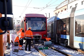 Aufwändige Bergungsarbeiten nach Straßenbahn-Kollision - Bei frostigen Temperaturen brachten Mitarbeiter der CVAG in Altchemnitz die kollidierten Bahnen (hier in Rot die Bahn aus Stollberg) im Laufe des zweiten Feiertags wieder auf die Schienen. Der Unfall hatte sich am Abend zuvor zu später Stunde ereignet. 