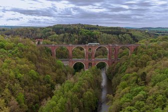 Aufwändige Sanierung der Elstertalbrücke: Das Brückenexempel im Vogtland - Die Elstertalbrücke: Sie führt die Strecke Leipzig-Hof über das Tal, unten am Fluss verläuft die Bahnlinie Gera-Weischlitz. Es gibt auch einen Wanderweg über die Brücke, er befindet sich in der ersten Etage.