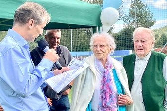 Aufwärtstrend im Sportverein gekrönt mit einem Neubau - Lindenaus Vereinspräsident Ronny Heymann ehrte anlässlich der Weihe des Neubaus auch Erika und Rolf Hofmann. Er ist Gründungsmitglied des Vereins und wurde stets von seiner Ehefrau unterstützt.