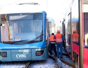 Aufwendige Bergungsarbeiten nach Straßenbahn-Kollision - Die entgleiste Bahn der Linie 5 der Chemnitzer Verkehrs-AG.