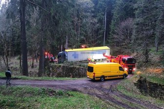 Aufwendige Rettungsaktion im Erzgebirge: Lastzug auf Irrfahrt im Wald - Der Lastzug einer polnischen Spedition steckte mitten im Wald nahe der Schmalzgrubner Straße zwischen Steinbach und Schmalzgrube fest. Die Bergung dauerte mehrere Stunden.