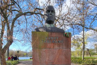 Aufwertung am Chemnitzer Schloßteich: Ab März beginnt die Wege-Sanierung - Die Sanierung des Platzes um das Ernst-Thälmann-Denkmal ist Teil der nächsten Arbeiten..