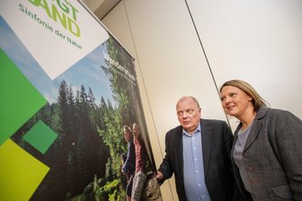 Aufwind für Tourismus in Vogtland-Gemeinde: Begehrter Titel gilt jetzt für alle Ortsteile - Bürgermeister Wolfgang Schädlich und die Tourismusbeauftragte Ines Günnel sind froh, dass die Gemeinde Muldenhammer als Erholungsort zertifiziert wurde.