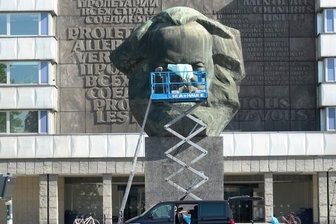 Auge in Auge mit dem Philosophen - Im September 2020 filmten Olaf Nicolai und sein Team 24 Stunden den Marx-Kopf. Nun wird der Film gezeigt - in Originallänge. 