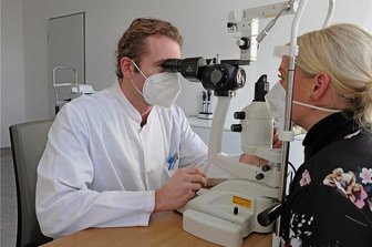 Augenarzt-Behandlungen im HBK Zwickau: Erste Patienten haben schon ihren Termin - Chefarzt Dr. Thomas Knut Köhler bei einer Untersuchung. 