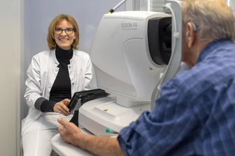 Augenarzt im Erzgebirge betreibt ab 2025 zwei Medizinische Versorgungszentren - Der Zschopauer Augenspezialist Dr. Simo Murovski hat in Ehrenfriedersdorf die Praxis von Sabine Hochmuth übernommen, die in den Ruhestand gegangen ist. Die Sprechstunden in der Bergstadt sichert Dr. med. Tina Lorenz (im Bild) ab.
