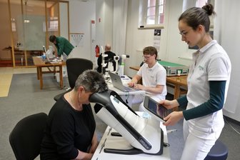 Augenarzt-Mangel in der Region Zwickau: Wie Crinitzberg das Problem lösen will - So ähnlich wird es in der Turnhalle Obercrinitz aussehen: Ein Medizin-Start-up kommt für Augenuntersuchungen in den Ort. Mit der Kooperation will die Gemeinde Crinitzberg die augenärztliche Versorgung in der Region verbessern. Foto:
