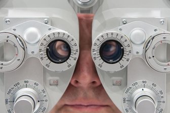 Klassische Untersuchungen beim Augenarzt: Am MVZ Aue übernehmen das jetzt - wieder einmal - Klinikärzte.
