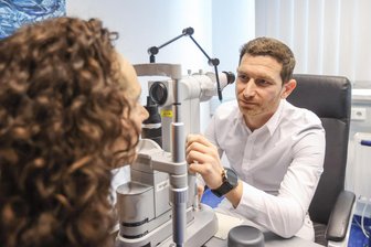 Augenarzt-Praxis in Chemnitz vergrößert sich: Wie schnell bekomme ich einen Termin, Herr Attar? - Mohammad Attar demonstriert ein Gerät zur Laserbehandlung von Grauem Star. Er ist seit 1. Januar im Viselle Augenzentrum an der Kaßbergstraße angestellt.
