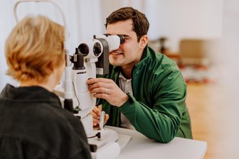 Augenarztmangel im Chemnitzer Umland: So klappt es schnell mit einem Termin - Augencheck mit einer Spaltlampe. Am 23. Juni ist das Mirantus-Team in Hartmannsdorf.