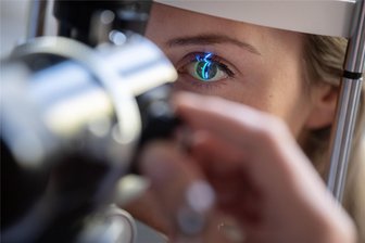 Augenarztmangel im Vogtland: Mobile Praxis soll Entlastung bringen - Wer im Vogtland noch bei keinem Augenarzt in der Kartei steht, hat große Probleme, einen Termin zu bekommen. Die wenigen vogtländischen Augenärzte nehmen kaum neue Patienten auf. Vogtländer müssen deshalb weit für ihre Behandlung fahren.