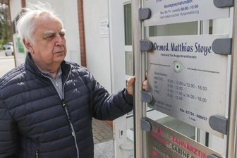 Augenarztpraxis in Burgstädt geschlossen: Patienten fahren nach Leipzig - Patient Peter Barthold im Mai vor dem Eingang der noch geöffneten Augenarztpraxis in Burgstädt, die seit September geschlossen hat.