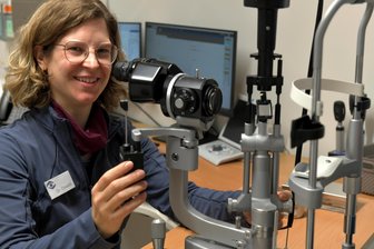 Augenarztpraxis in Freiberg bietet jeden Tag freie Termine - Wie geht das? - Augenärztin Dr. Christiane Oswald bei einer Spaltlampenuntersuchung. Sie arbeitet für die Freiberger Zweigstelle des Augenzentrums Pirna, dass in das neue Gesundheitszentrum am Roten Weg eingezogen ist.