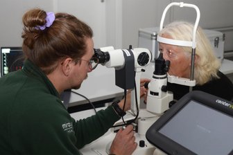Augenmobil kommt ins Erzgebirge: Was Patienten über die Untersuchungen wissen müssen - Ein Augenmobil des Unternehmens Mirantus Health macht in Elterlein und Thermalbad Wiesenbad Station. Ende 2024 gab es solche Untersuchungen etwa im Vogtland, wo auch Optometrist Konstantin Hahne (l.) Untersuchungen ausführte.