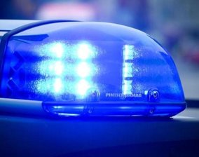 Augenscheinlich verletzter Aufofahrer flüchtet nach Unfall - 