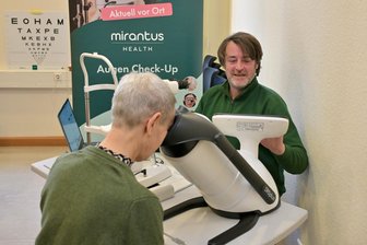 Augenuntersuchung gegen Bargeld: Warum in Westsachsen immer mehr Menschen diesen Weg gehen - Optometrist Christian Mock bei einer der Augen-Vorsorgeuntersuchungen, die der Medizindienstleister bei seinen Vor-Ort-Terminen anbietet.
