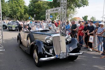 August-Horch-Klassik: Eine Referenz an die Auto-Union - Selbstverständlich mit einem in Familienbesitz befindlichen Horch 930V aus dem Jahr 1938 nahm August Horchs Urenkelin Tanja Constanze Wörmann als Bordbuch lesende Beifahrerin die Tagesstrecke unter die Räder.