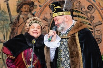 August und Anna geben sich die Ehre: Kurfürstenpaar zum traditionellen Silvesterblasen auf der Augustusburg - Das Kurfürstenpaar August und Anna (Jörg Einert und Birgit Lehmann) verabschiedet das Jahr.