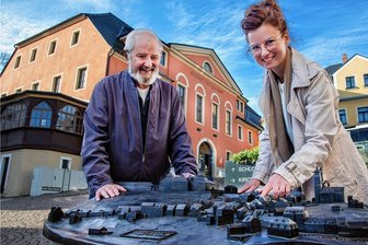 Augustusburg: Alte und neue Stadtgesellschaft sollen zusammenwachsen - Ortsvorsteher Gottfried Jubelt und die Leiterin des Innenstadtprojektes "Kinder machen Augustusburg", Nadine Knödler, am bronzenen Tastmodell der Stadt Augustusburg. Mit dem Zuwendungsbescheid für die Fördermittel startet das Experiment zur nachhaltigen Belebung der Altstadt.