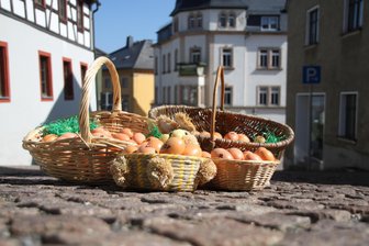 Augustusburg: Ansturm auf Holz-Eier für das große Ostereierrollen - Zu Ostern rollen die Holz-Eier wieder durch die Altstadt von Augustusburg.