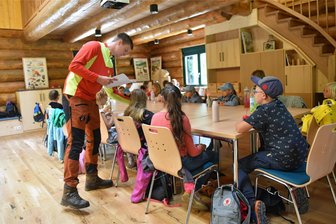 Augustusburg: Bäume, Pilze und mehr: Tag der offenen Tür in der Waldschule - Forstwirt Marcel Knüpfer betreute in den Ferien in der Waldschule Kunnerstein junger Leute aus der Rochlitzer Region. Im Blockhaus gab es ein Wissenstest rund um Wildiere.