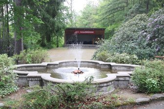 Augustusburg beteiligt sich mit einer grünen Stadtmitte am City-Wettbewerb - Die um 1900 angelegte Waldbühne in Augustusburg soll zum Treffpunkt und Rastplatz aufgewertet werden. Mit diesem Projekt beteiligen sich die Stadt und der Waldbühnenverein am City-Wettbewerb „Ab in die Mitte“.