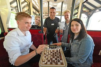 Augustusburg: Blitzschach-Premiere in der Drahtseilbahn - Michaela Kosprtova und Jakub Bartosek aus Usti bzw. Chomutov trugen ihre Partie aus, beobachtet von Ronny Kienert (M.), Justyna Skrabanova und Alex Sevcik, die die Urkunden bereithielten.