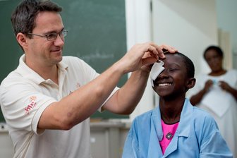 Augustusburg: Christoffel-Blindenmission lädt zu Vortrag ein – Hilfe in Afrika - Der Augenarzt Heiko Philippin nimmt nach einer Operation den Verband der Patientin Asia ab.