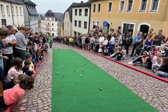 Augustusburg: Der Witz am Eierrollen - und warum eine Familie immer wieder mitmacht - Eierrollen an Ostern ist in Augustusburg schon fast Tradition. Hunderte Menschen nehmen an der Gaudi teil.