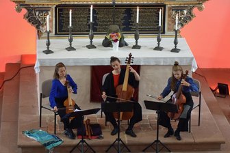 Augustusburg feiert 450. Schlossgeburtstag - Mit einem stimmungsvollen Festkonzert ist das mehrtägige Stadt- und Schlossfest aus Anlass des 450-jährigen Bestehens der Augustusburg eröffnet worden. Zu den musizierenden Gästen gehörten das Gamben-Trio "Tiefklang" (Foto) und die Blechbläser der Jungen Philharmonie Augustusburg.
