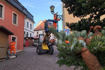Augustusburg feiert Männelmarkt – fünf Tipps für einen der schönsten Weihnachtsmärkte - Die Mitarbeiter des Augustusburger Bauhofes stellen die Marktbuden auf und schmücken den Weihnachtsmarkt.
