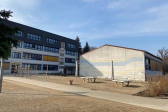 Augustusburg: Gymnasiums-Turnhalle bekommt neue Fassade - Regenbogengymnasium Augustusburg: Die Turnhalle wird saniert.