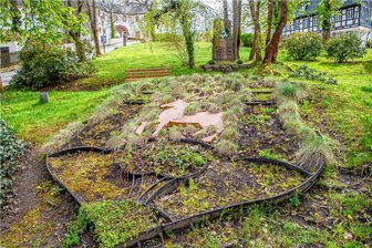 Augustusburg: Im blühenden Stadtwappen wächst nur noch Unkraut - Das blühende Wappen ist zugewuchert. Nun soll ein neuer Standort für das blühende Stadtwappen gesucht werden. 