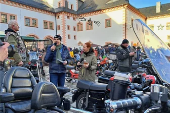 Augustusburg ist voll: Motorrad-Wintertreffen lässt Schloss und Ort aus allen Nähten platzen - Schlossherrin Patrizia Meyn und Moderator Thomas Georgiew begrüßen die Biker.
