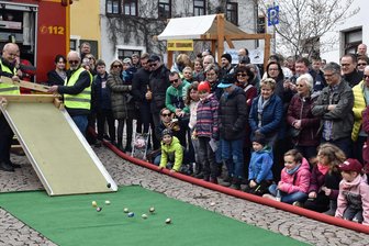 Augustusburg lässt die Eier bei besonderem Gaudi rollen - Jetzt startet der Verkauf - In Augustusburg geht das Eierrollen 2023 über den Marktplatz. Gottfried Jubelt (rechts) und Uwe Schwarz waren im Vorjahr die Starter.