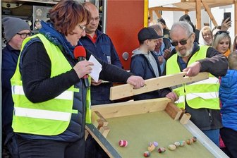 Augustusburg lässt die Eier purzeln - Hunderte Schaulustige säumten im Vorjahr die Eierrollstrecke Augustusburg. Annett Uhlig und Gottfried Jubelt vollzogen den Start. Jeweils zehn Eier gingen pro 20 Vor-Läufen zuzüglich des Siegerlaufs an den Ablaufberg.