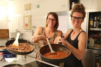 Augustusburg: Markthalle als nächstes Puzzleteil im Innenstadtprojekt - Erst kürzlich gab es gute Laune beim Bolo-Abend im Lehngericht Augustusburg. Nadine Knödler und Jana Gratias (v. r.) konnten mit unterschiedlichen Kreationen punkten.