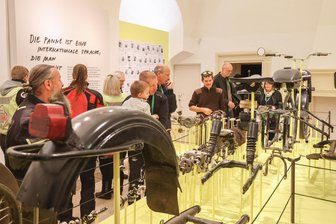 Augustusburg: Motorrad-Ausstellung geht mit mehr als 40.000 Besuchern zu Ende - In der Sonderschau zur Motorrad-Reise nach New York war eine zerlegte Maschine zu sehen.
