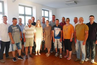 Augustusburg: Neuer Stadtrat entscheidet mehrfach vertagte Dienstauto-Frage - Der Stadtrat Augustusburg mit Bürgermeister Jens Schmidt (links): Joachim Steinert, Thomas Hunger, Volkmar Böhm, Marcel Langer, Jörg Nietzold,Timo Ahnert und Christian Stehr (hinten von links) sowie Arnd Hofmann, Gottfried Jubelt, Jana Werner, Sandra Kaufmann, Jens Preusche, Manuela Zimmermann und Uwe Potemba.