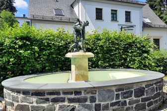 Augustusburg rätselt: Wo ist der „Gänsedieb“? - Der Gänsedieb-Brunnen in Augustusburg. Seit einer Weile ist die Skulptur verschwunden.