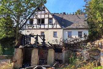 Augustusburg: Schuppenbrand wird zum Feuerwehr-Großeinsatz - Beim Brand eines Schuppens in Augustusburg wurde am Sonntagfrüh auch das benachbarte Wohnhaus in Mitleidenschaft gezogen.