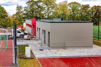 Augustusburg soll für neues Sportgebäude nachzahlen - Das neue Funktionsgebäude der Jahnkampfbahn in Augustusburg ist teurer geworden als geplant