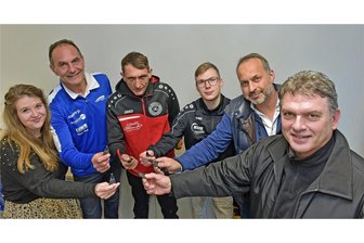 Augustusburg: Sportler übernehmen neues Funktionsgebäude - In Augustusburg wurde das Funktionsgebäude der Jahnkampfbahn übergeben, Bürgermeister Jens Schmidt (r.) überreichte Vorstandsvorsitzenden Nico Mach (2. v. r.) und anderen Vertretern die Schlüssel.