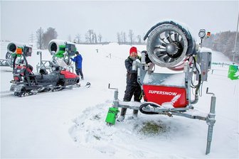 Augustusburg startet Skibetrieb am Mittwoch - Tom Klädtke und Toni Bäßler vom Skiclub Falkenau bereiten die Schneeerzeuger am Skihang für den Einsatz vor.