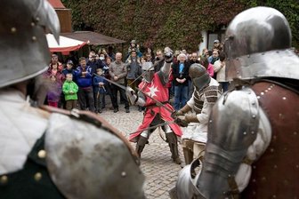 Augustusburg: Trio will 50-Liter-Bierfass auf Mittelaltermarkt klauen - Nicht nur bei den Schaukämpfen der Rittersleute ging es auf dem Mittelaltermarkt in Augustusburg hoch her.