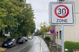Augustusburg: Warum Anwohner der Waldstraße einen Tempo-Blitzer fordern - Auf der Waldstraße in Augustusburg gilt Tempo 30. Doch das interessiert Anwohnern zufolge viele Autofahrer nicht.